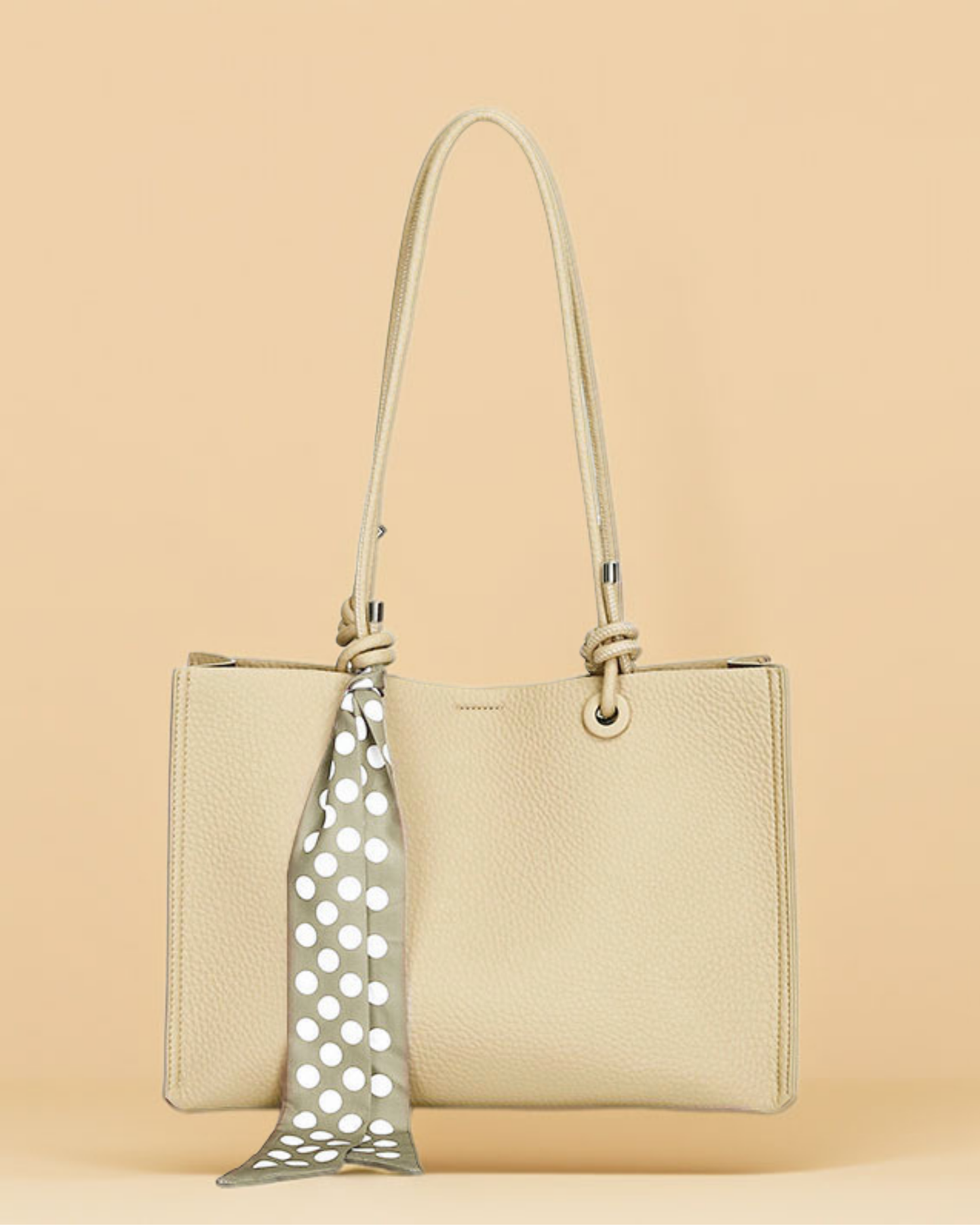 Cartera Tipo Tote de Asas Largas con Pañuelo Decorativo y Estuche Interno removible – Diseño Texturizado y Práctico