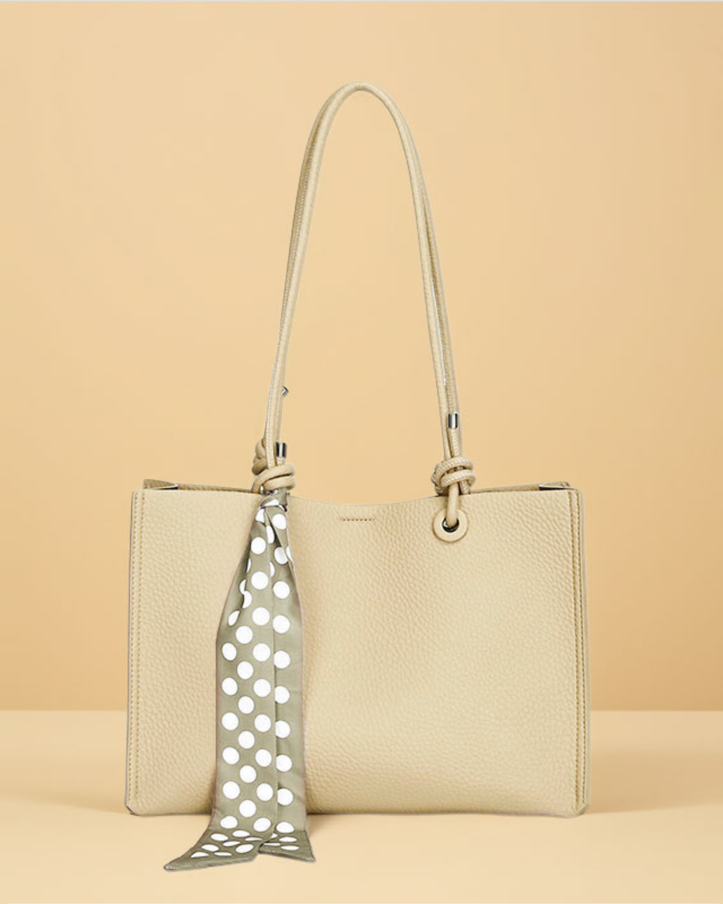 Cartera Tipo Tote de Asas Largas con Pañuelo Decorativo y Estuche Interno removible – Diseño Texturizado y Práctico