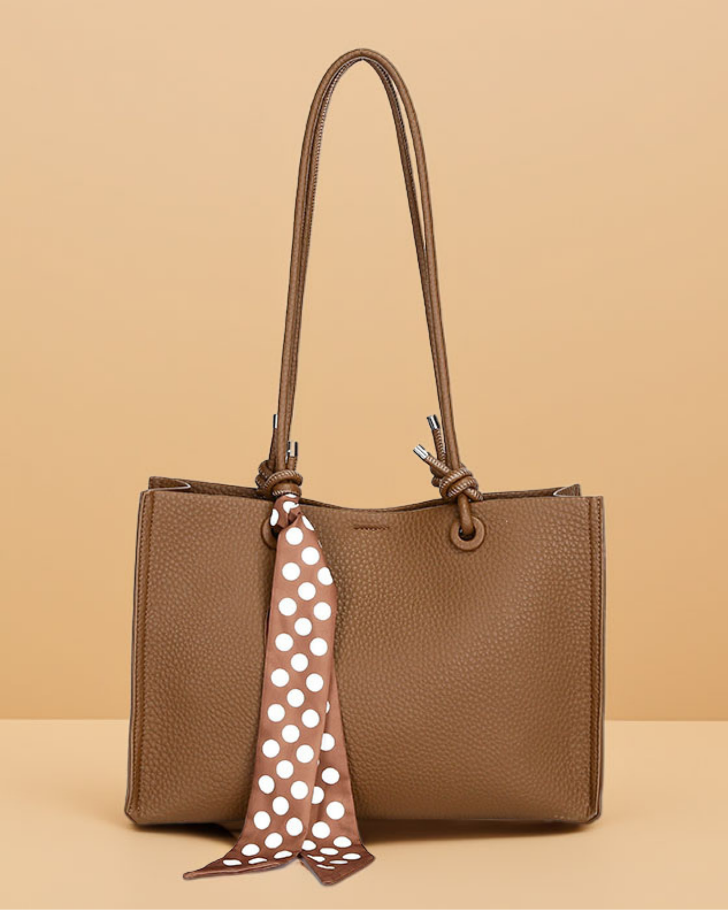 Cartera Tipo Tote de Asas Largas con Pañuelo Decorativo y Estuche Interno removible – Diseño Texturizado y Práctico