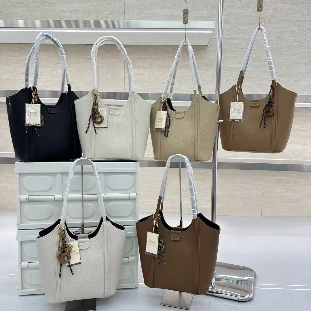 Bolso Tipo Cubo con Lazo Decorativo – Interior con bolsa y Cierre Magnético