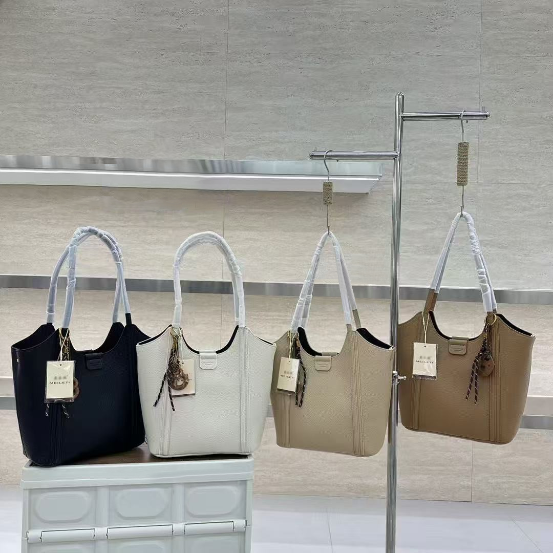 Bolso Tipo Cubo con Lazo Decorativo – Interior con bolsa y Cierre Magnético