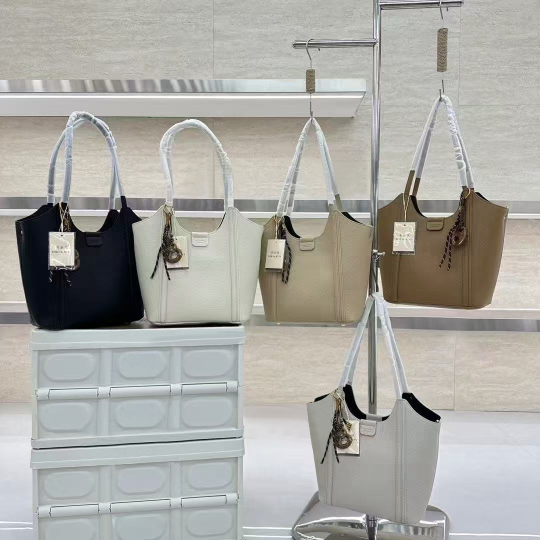Bolso Tipo Cubo con Lazo Decorativo – Interior con bolsa y Cierre Magnético