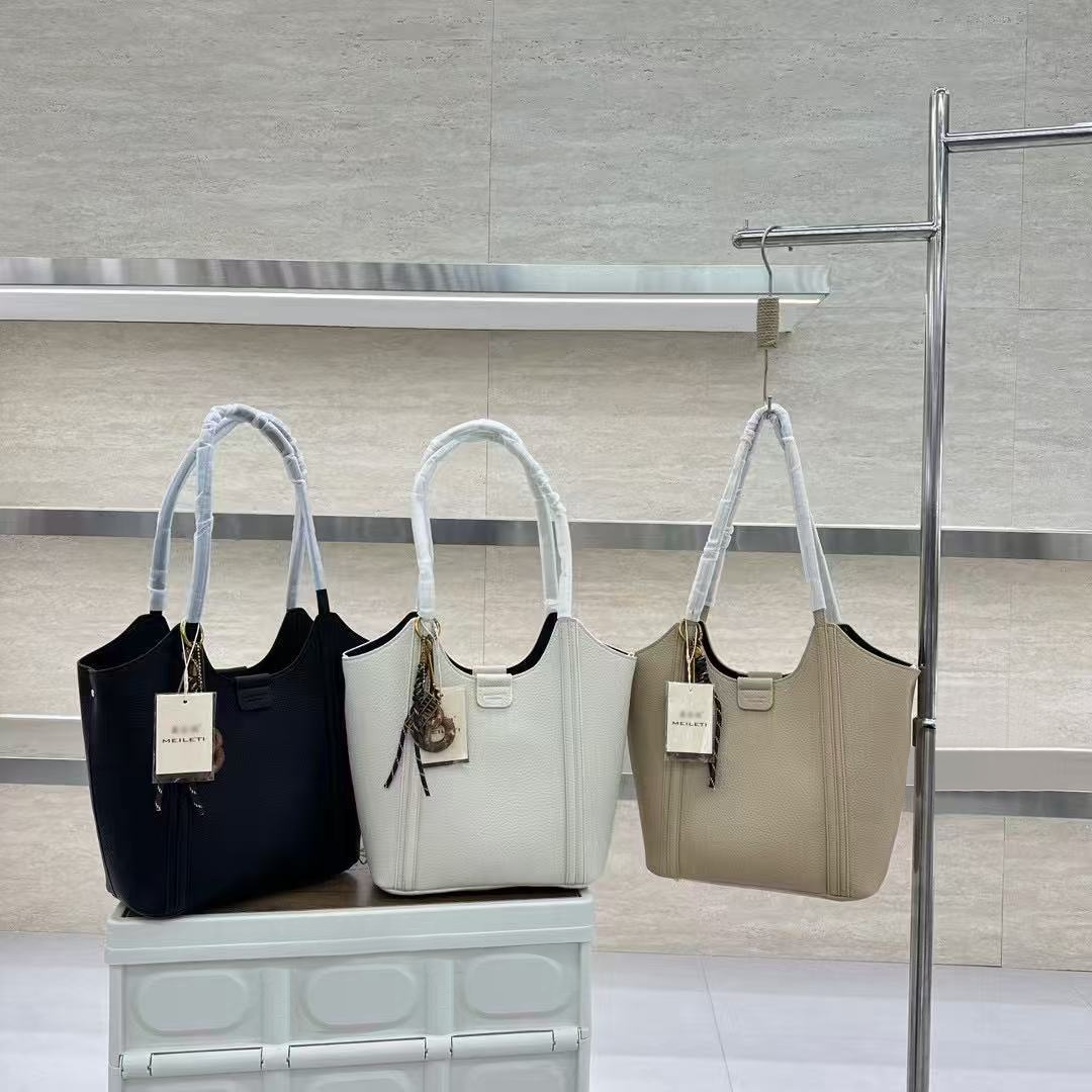 Bolso Tipo Cubo con Lazo Decorativo – Interior con bolsa y Cierre Magnético