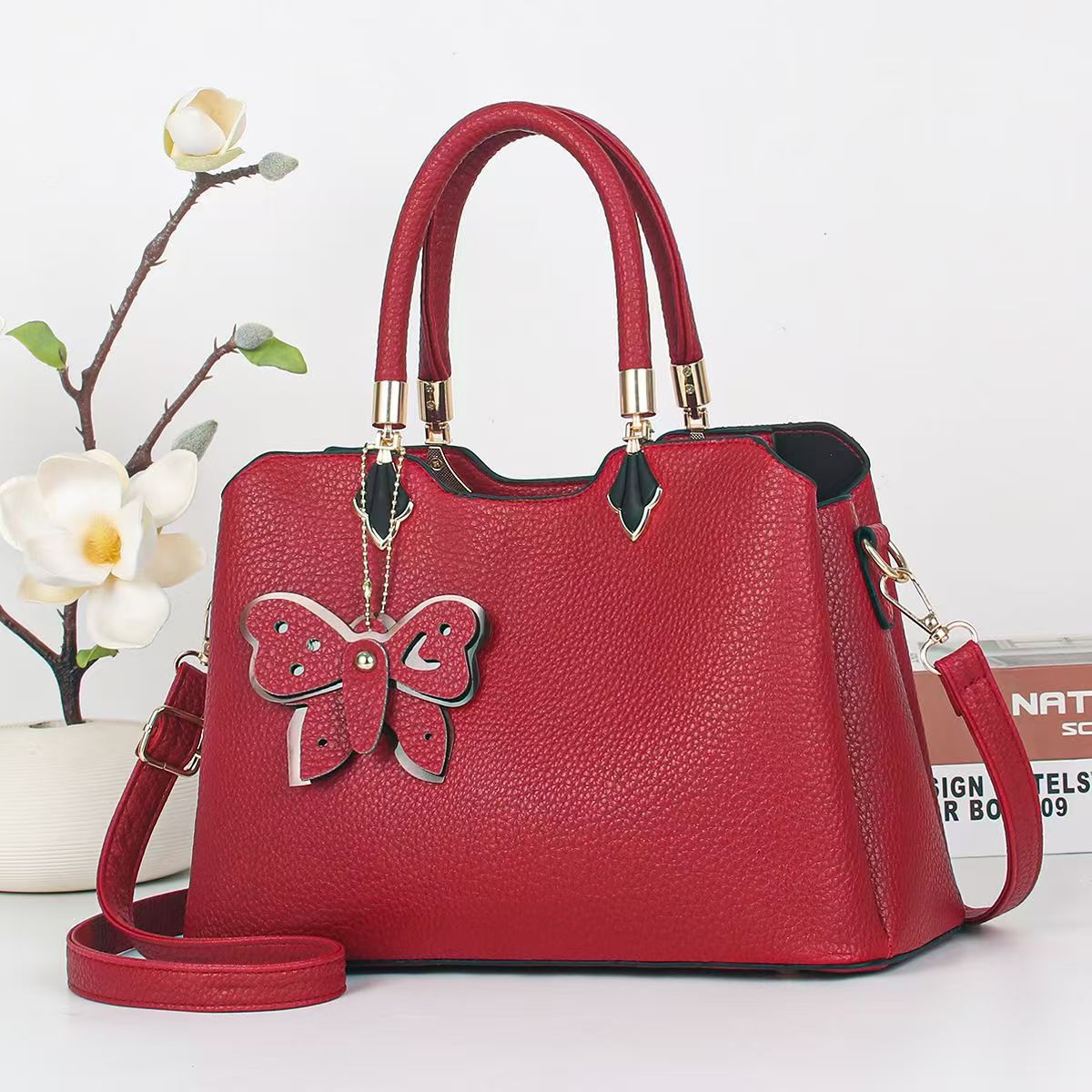 Cartera mediana con llavero mariposa