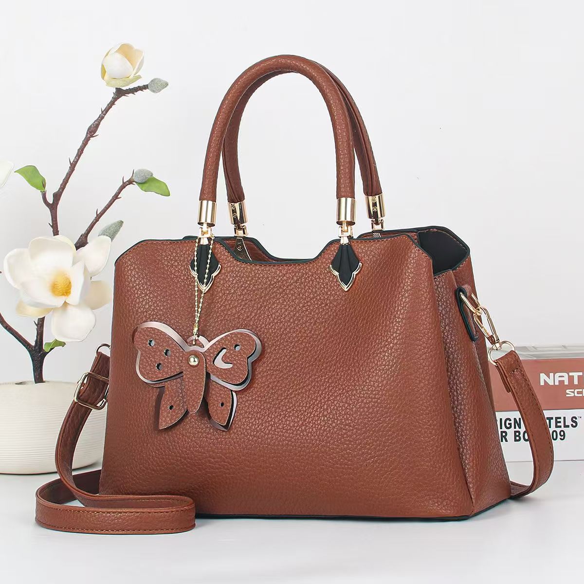 Cartera mediana con llavero mariposa