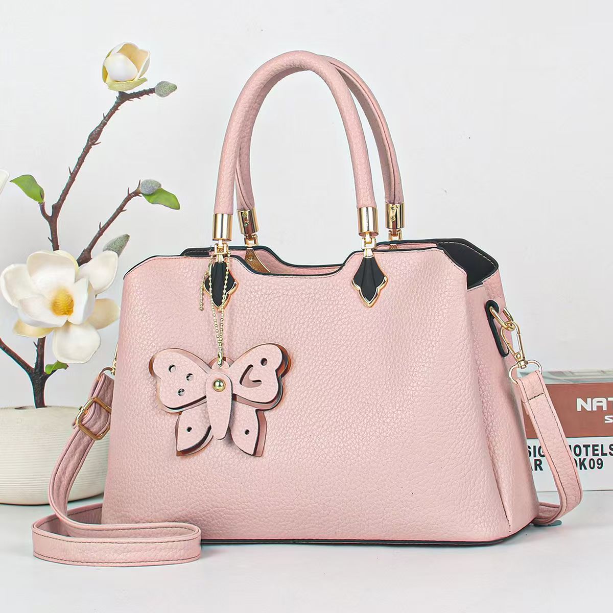 Cartera mediana con llavero mariposa