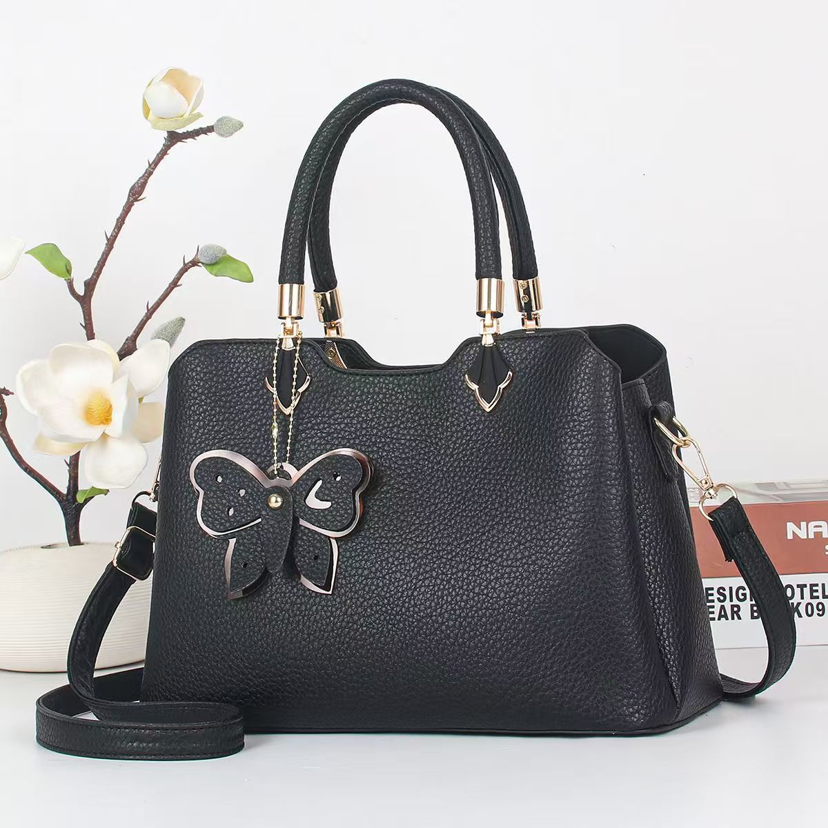 Cartera mediana con llavero mariposa