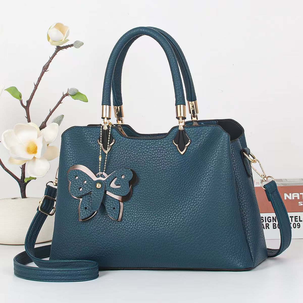 Cartera mediana con llavero mariposa