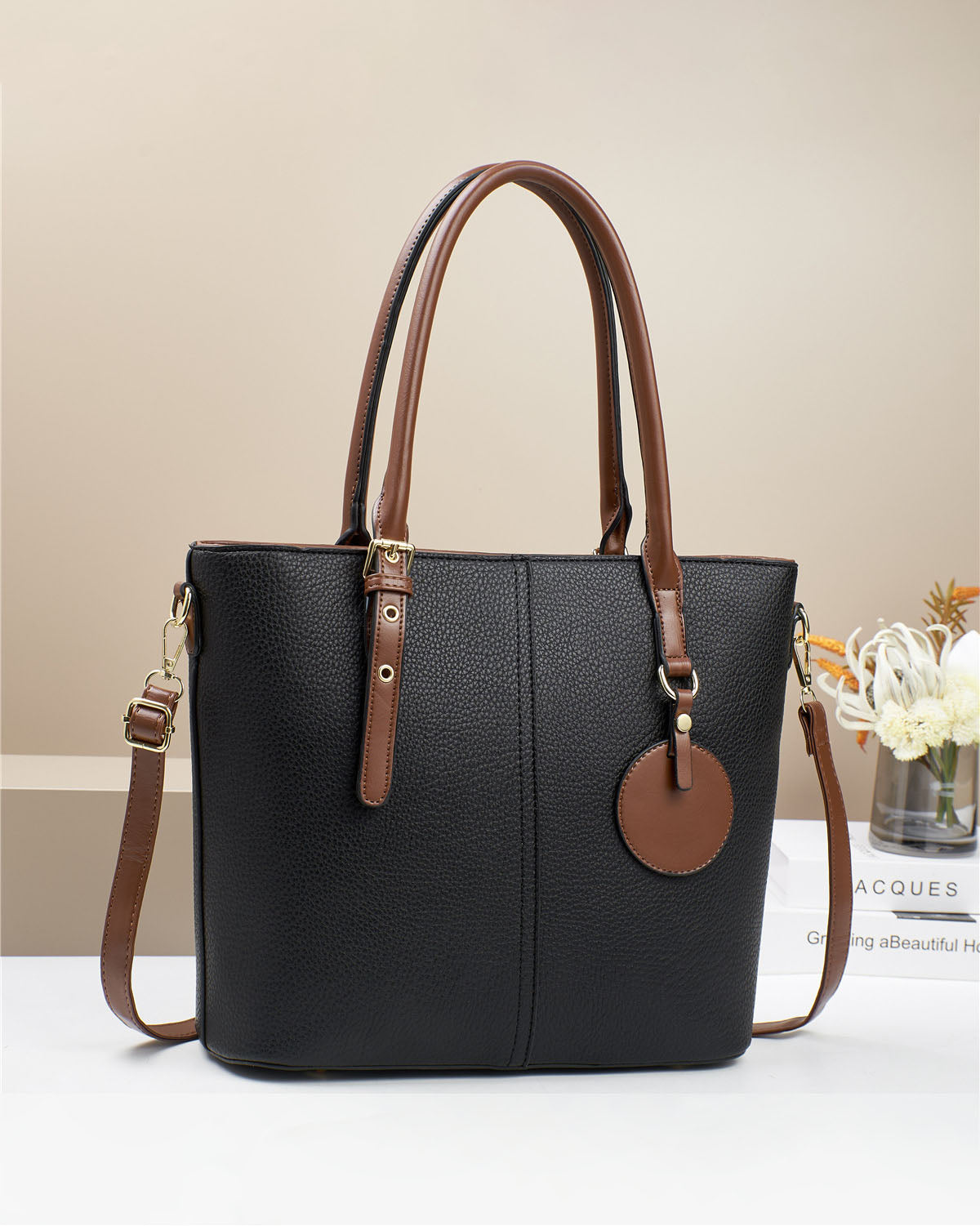 Cartera espaciosa con Cierre y Asas largas – Con Interior Dividido y Colgante Decorativo