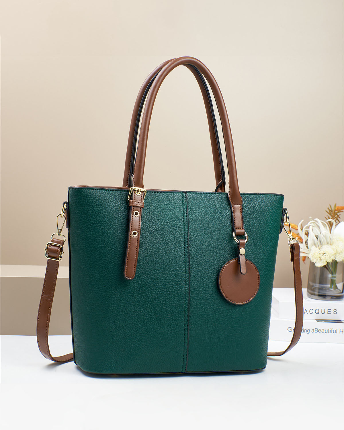Cartera espaciosa con Cierre y Asas largas – Con Interior Dividido y Colgante Decorativo