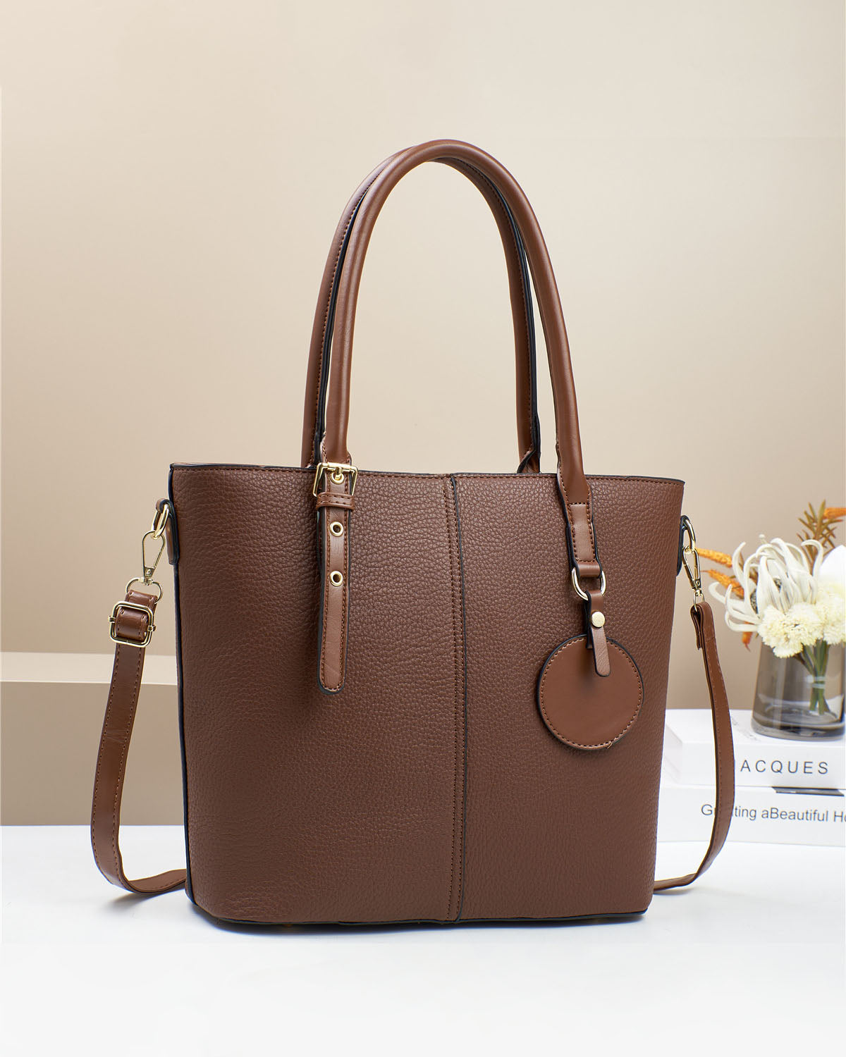 Cartera espaciosa con Cierre y Asas largas – Con Interior Dividido y Colgante Decorativo