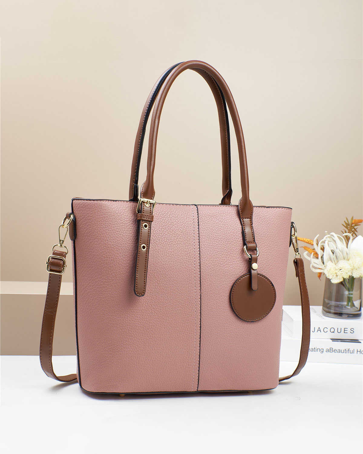 Cartera espaciosa con Cierre y Asas largas – Con Interior Dividido y Colgante Decorativo